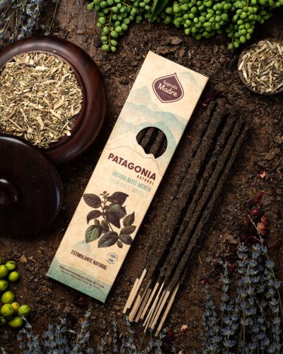 Sagrada Madre Patagonia sorozat - Sagrada Madre - Patagonia sorozat - Yerba Mate Menta - Mentás Füstölő  Ez a füstölő a yerba mate, az argentin hegyi gyógynövények és a menta friss 