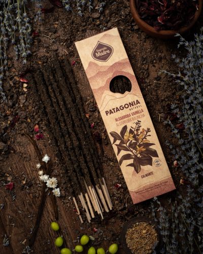 Sagrada Madre Patagonia sorozat - Sagrada Madre - Patagonia sorozat - Algarroba Vainilla - Vanillia és Szentjánoskenyér Füstölő  Fedezze fel az Algaroba Vanilla f&uuml;st&ouml;lőt, amely az Algaroba &eacu 