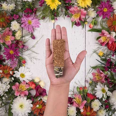 Sagrada Madre füstölő köteg - Sagrada Madre - Palo Santo - Szent fa - Gyógynövényes füstölő köteg 1 köteg A Sagrade Madre kézműves gyógynövényes füstölő köteg, cédrus, babérlevél és 